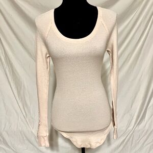 Free People waffle top size S with feminine detail on the cuffs❤️